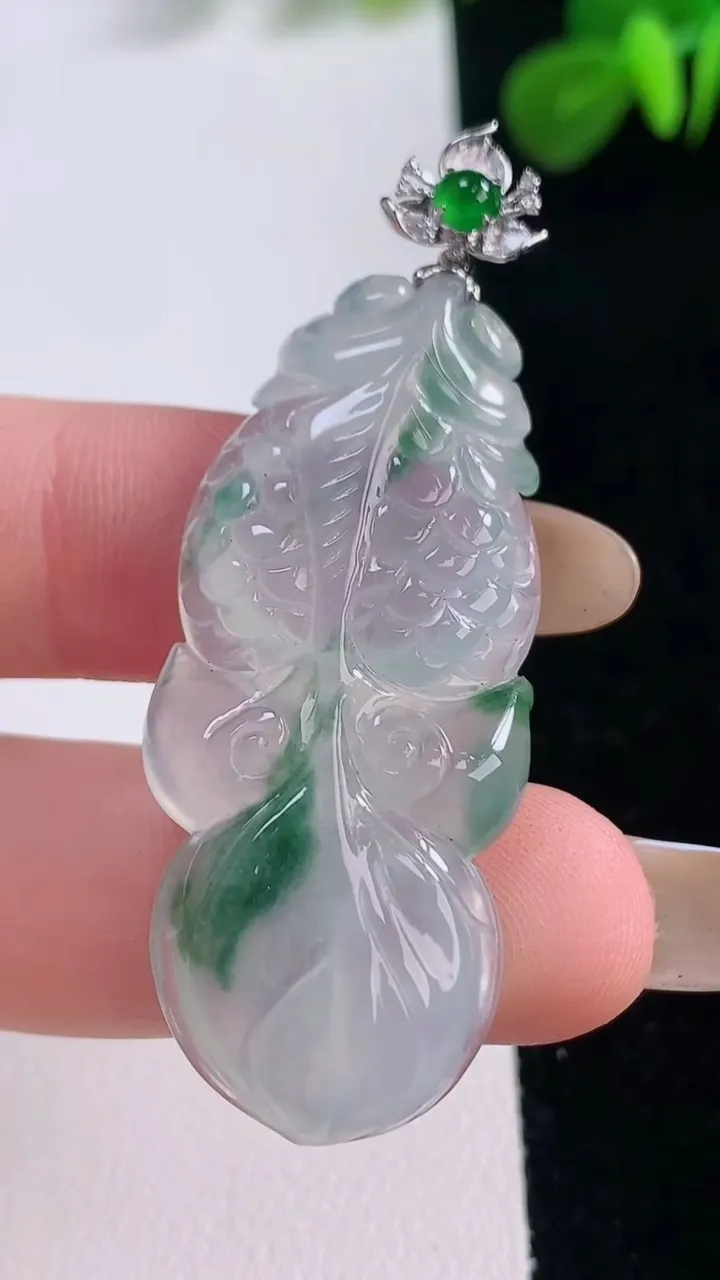 天然A货翡翠种飘花年年有余吊坠，尺寸53-19.8-5.8，重:9.80g
11月18日