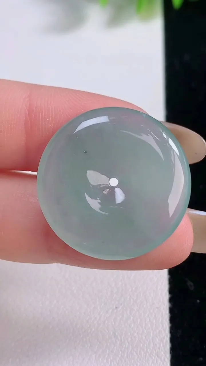 天然A货翡翠平安扣吊坠，尺寸25-4.2，重量:5.78g
11月18日