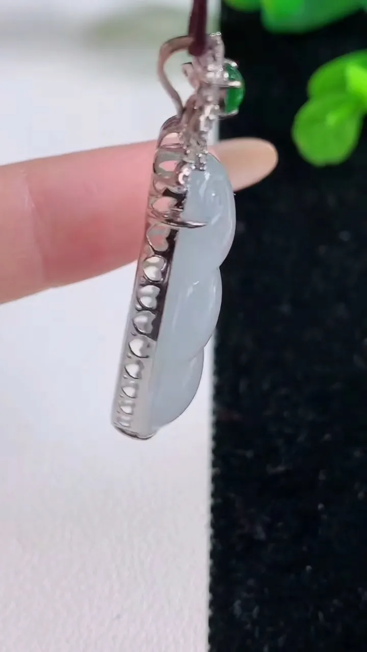 天然A货翡翠种飘花福豆吊坠，尺寸45.2-34-16-8.4，重量:6.60g
11月18日