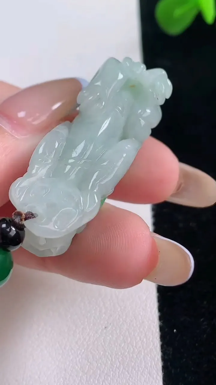 天然A货翡翠貔貅吊坠，尺寸38.4-14.3-17.5，重:17.55g
11月18日