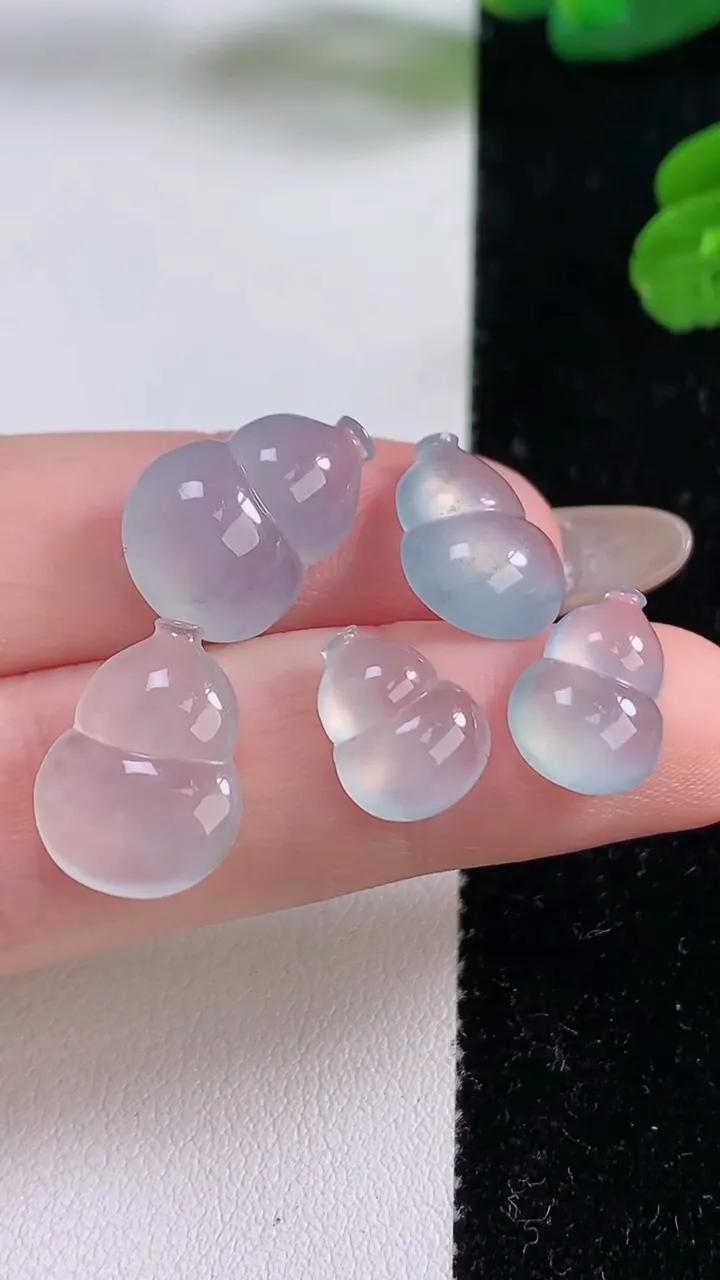 天然A货翡翠葫芦镶嵌件一手，尺寸16.3-11.8-5.8，重量:7.88g
11月18日