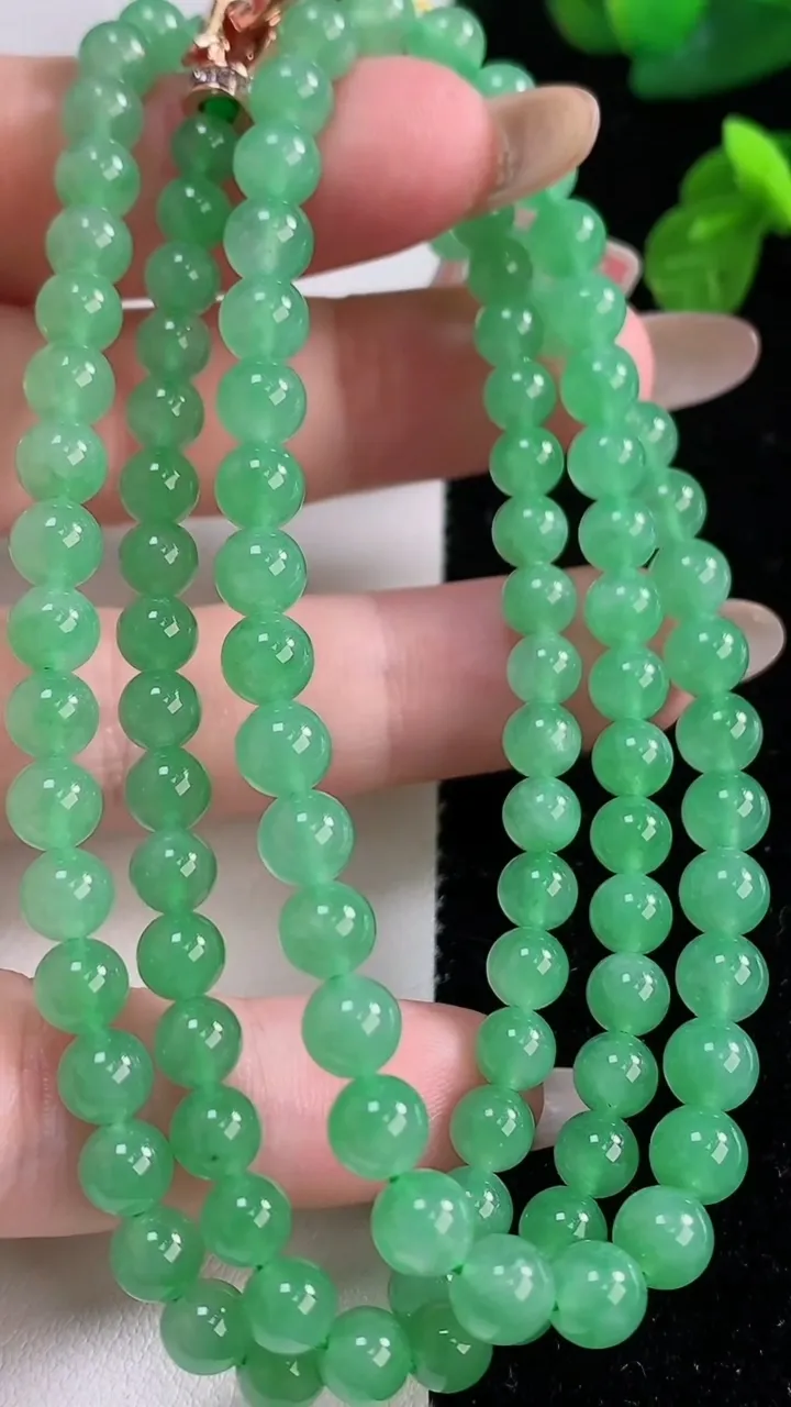 天然A货翡翠圆珠项链，尺寸5.5-111颗，重量:32.01g11月18日
工厂直销收藏佳品,种好水