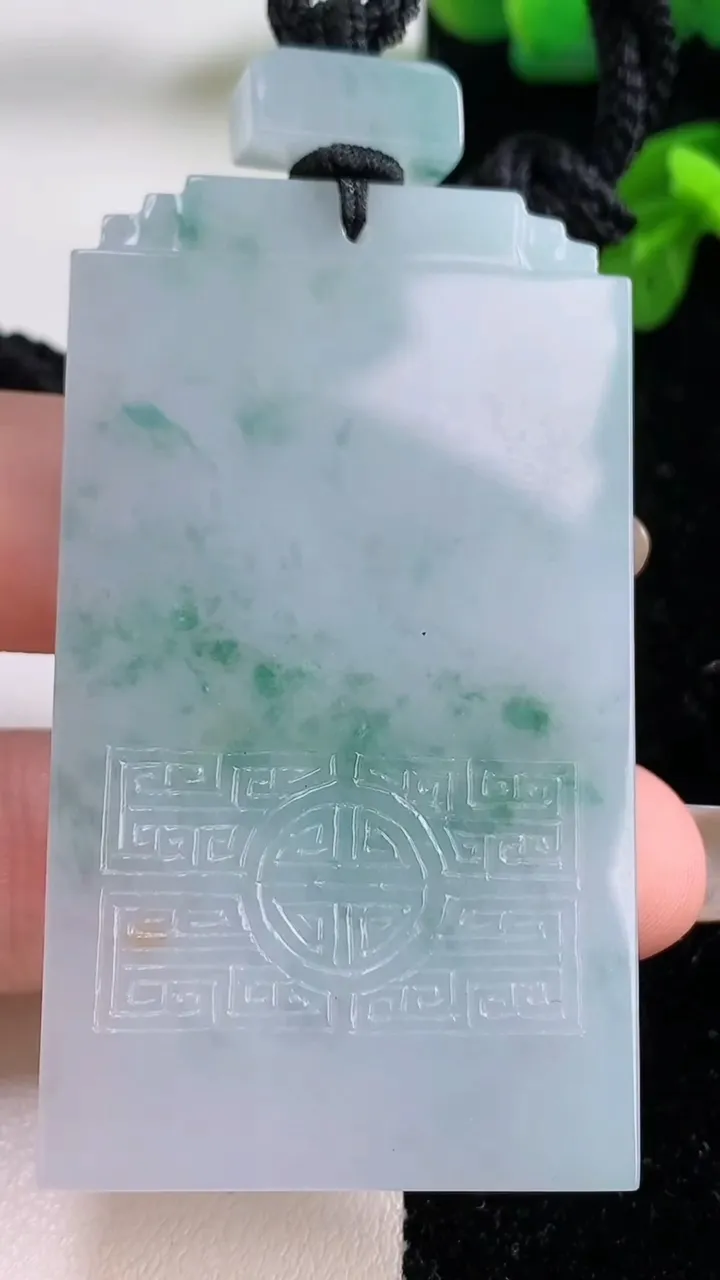 天然A货翡翠冰种飘花仿古无事牌吊坠，尺寸59.8-34-5.8，重量:45.09g
11月18日