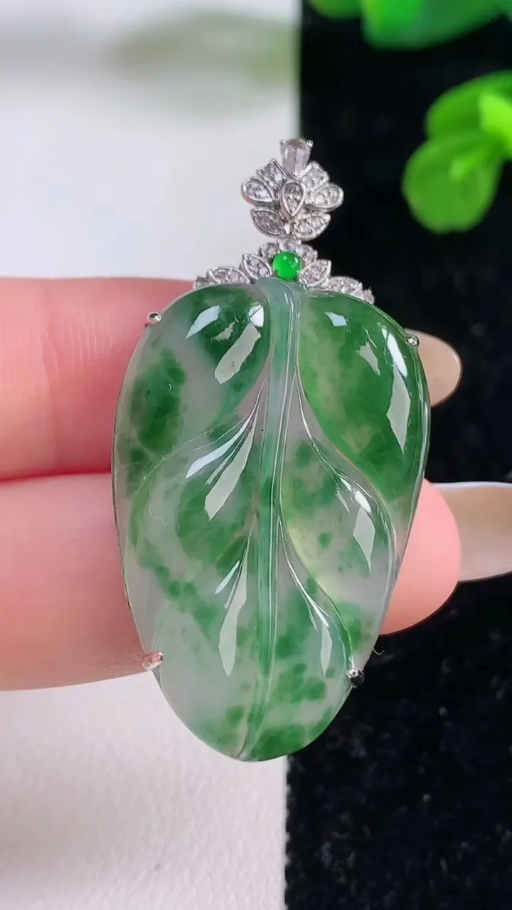天然A货翡翠金枝玉叶 叶子吊坠，尺寸44-33-22-6.8，重量:6.86g
11月18日