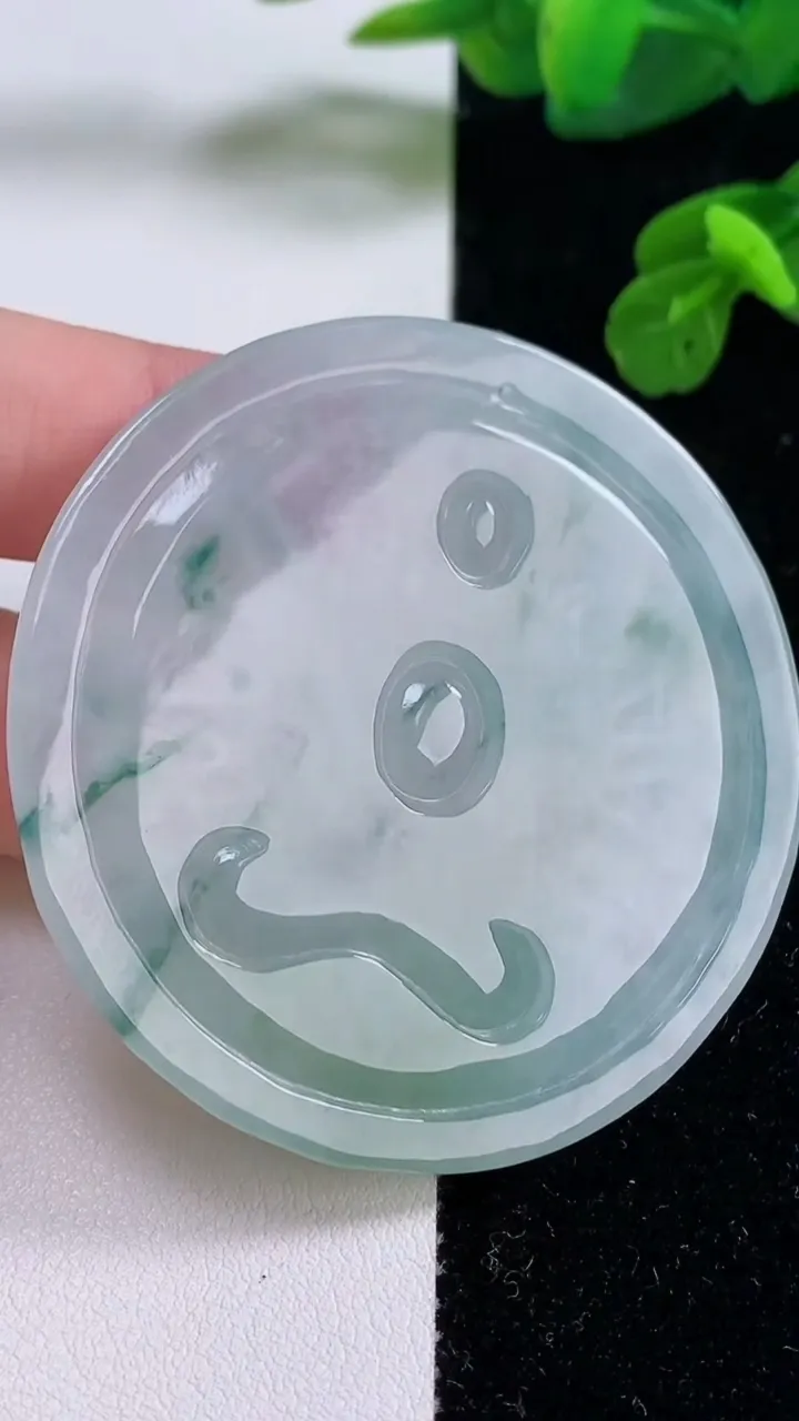 天然A货翡翠冰种飘花千手观音吊坠，尺寸55-5.7，重量:33.93g
11月18日