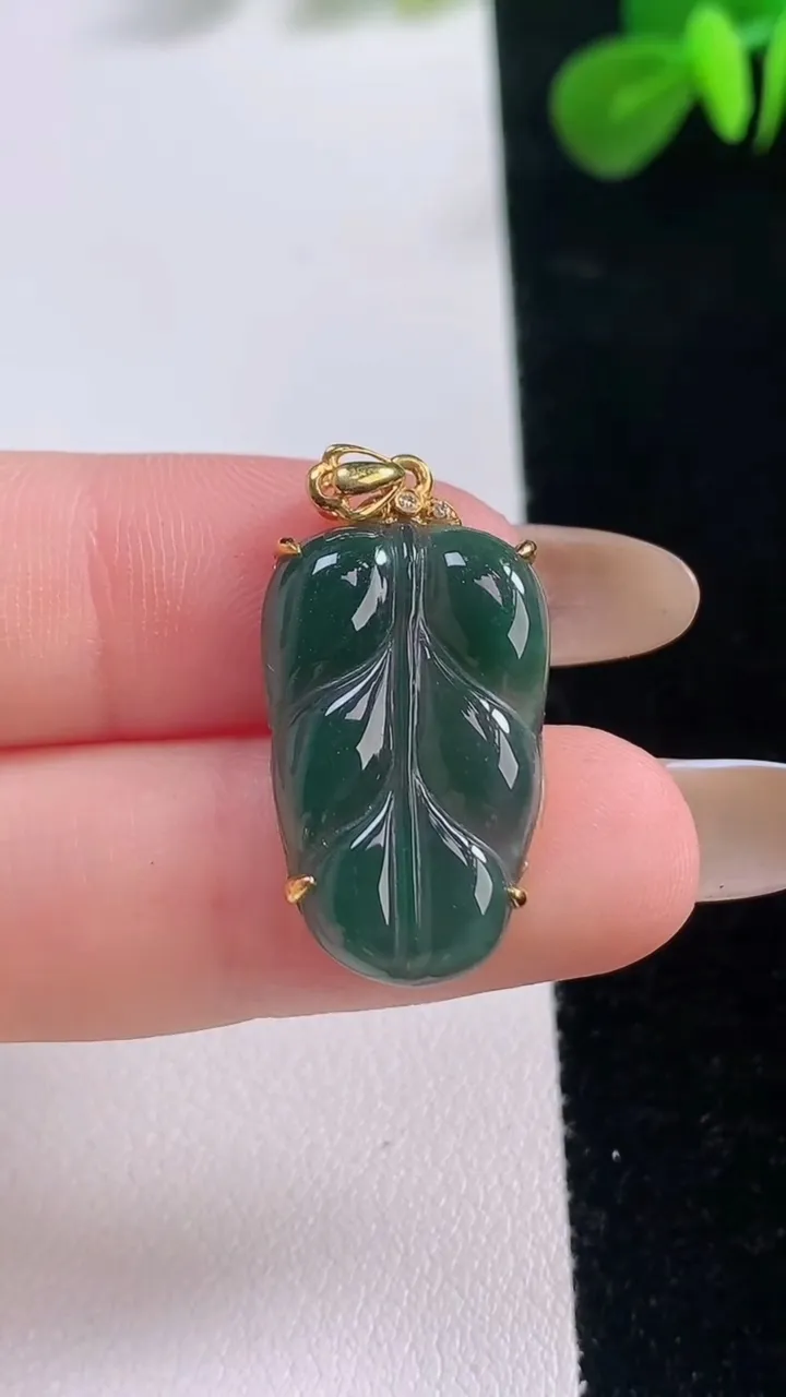 天然A货翡翠18K金蓝水金枝玉叶 叶子吊坠，尺寸30-14.5-3.8，重:2.42g
11月18日