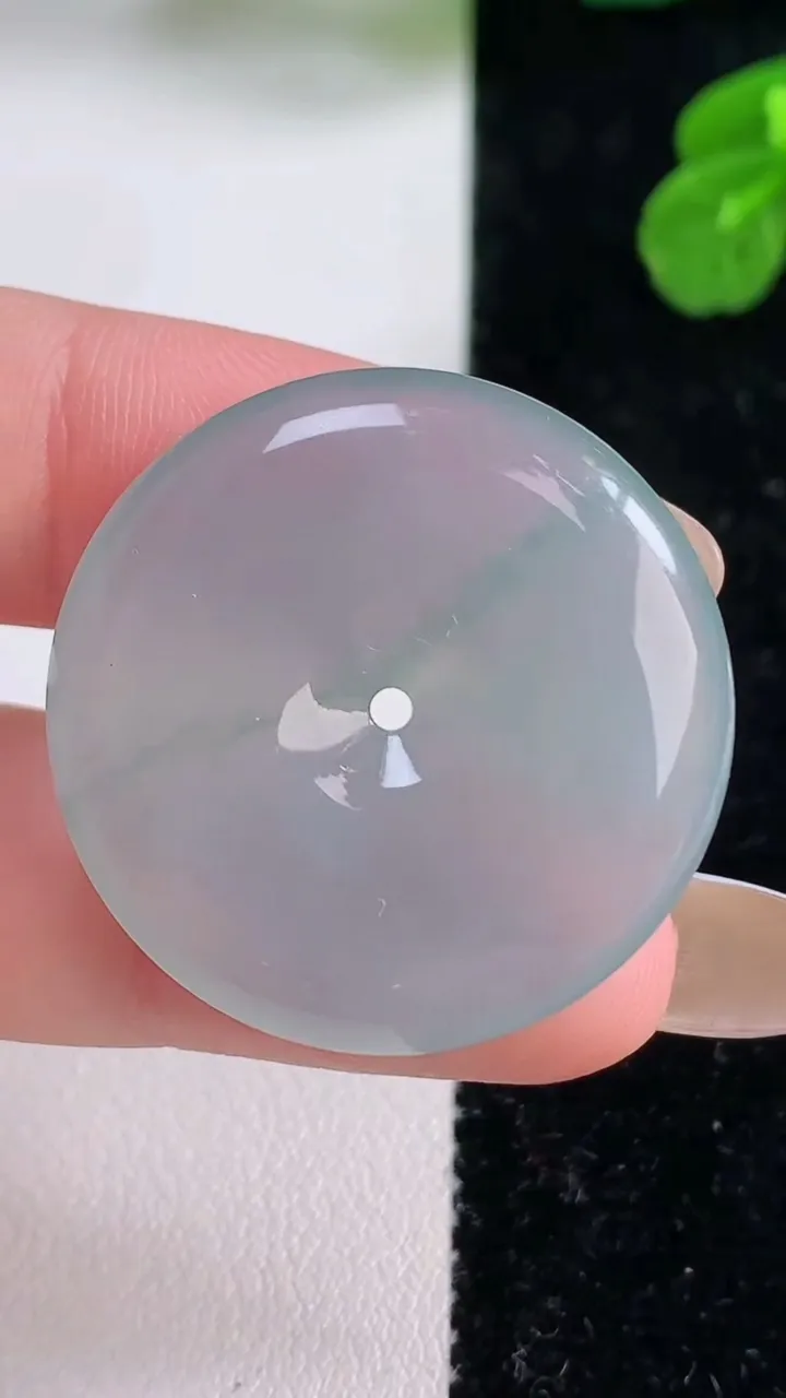 天然A货翡翠冰种飘花平安扣吊坠，尺寸30-5.7，重量:10.87g
11月18日