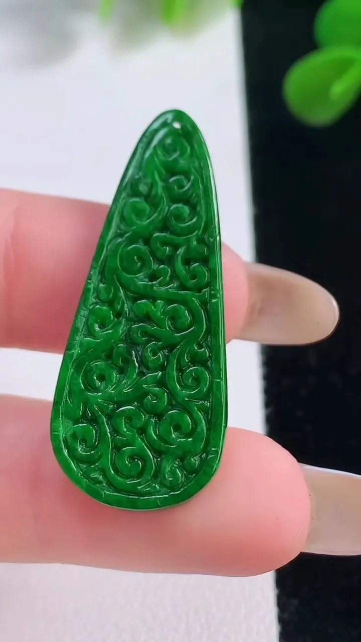 天然A货翡翠雕花无事牌吊坠，尺寸37.5-15.5-3，重量:3.31g
11月18日