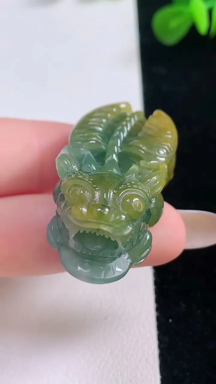 天然A货翡翠双彩貔貅吊坠，尺寸41.3-19.6-16.2，重:25.00g
11月18日