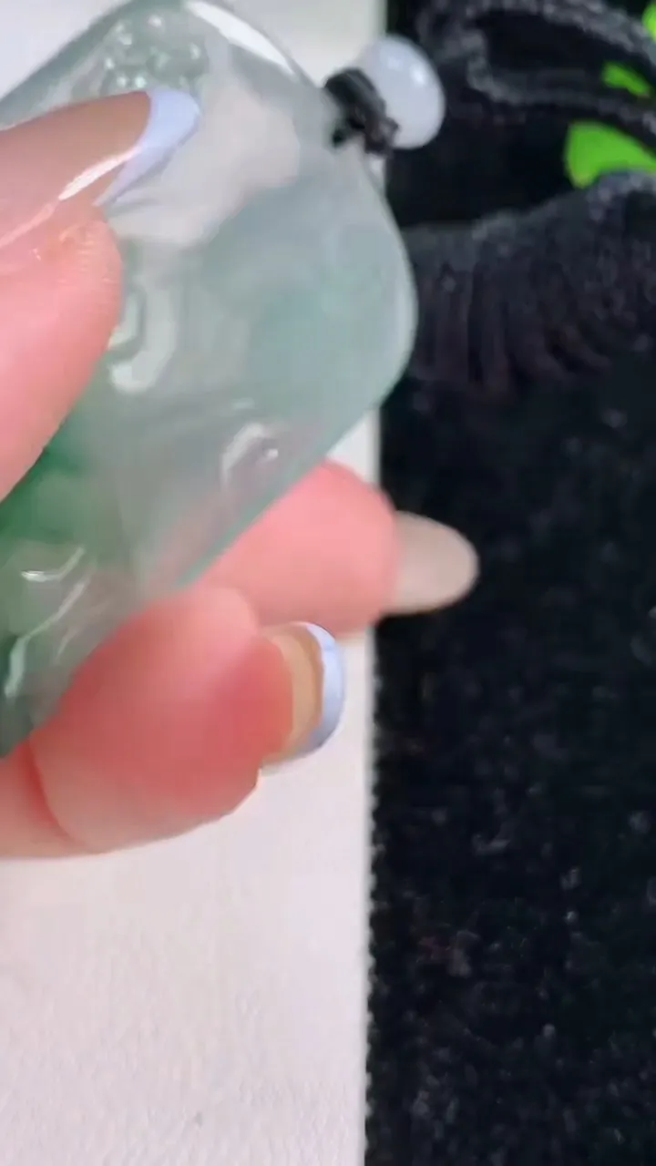 天然A货翡翠种飘花文殊菩萨吊坠，尺寸63.4-29-5，重量:25.33g
11月18日