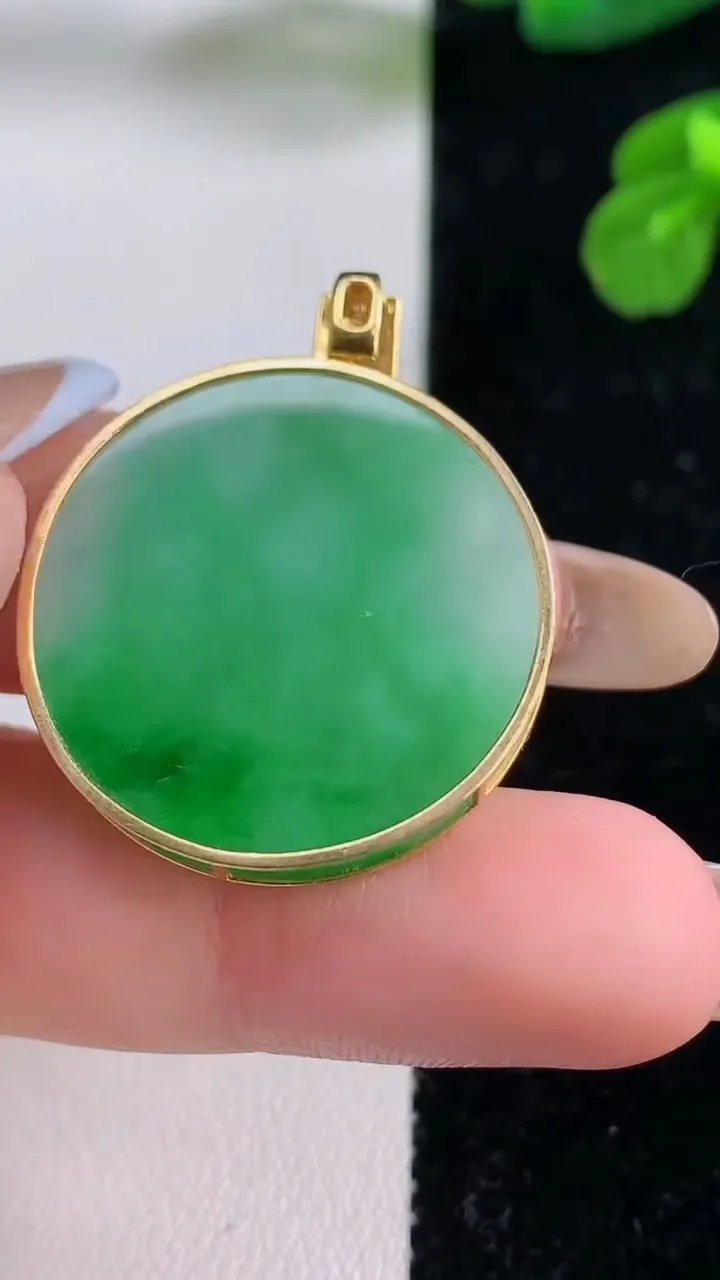 天然A货翡翠无事牌吊坠，尺寸26.3-4.2，重量:7.85g
11月18日