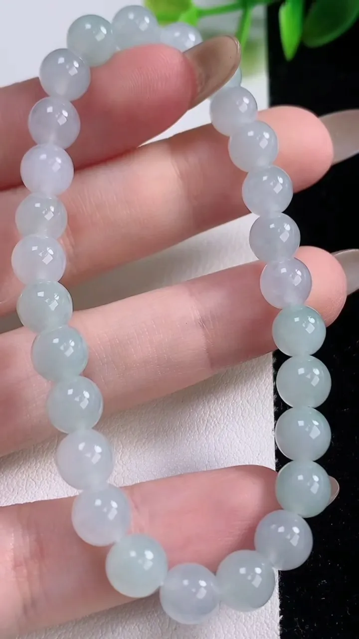 天然A货翡翠圆珠手串，尺寸7.5-27颗，重量:16.04g11月18日
工厂直销收藏佳品,种好水足，色泽均匀，有种有色，上手高大气！