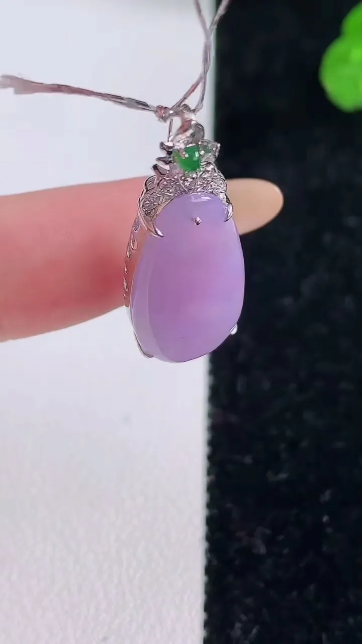 天然A货翡翠18K金紫罗兰福瓜吊坠，尺寸27.5-20.2-10-5.6，重量:2.33g
11月18日