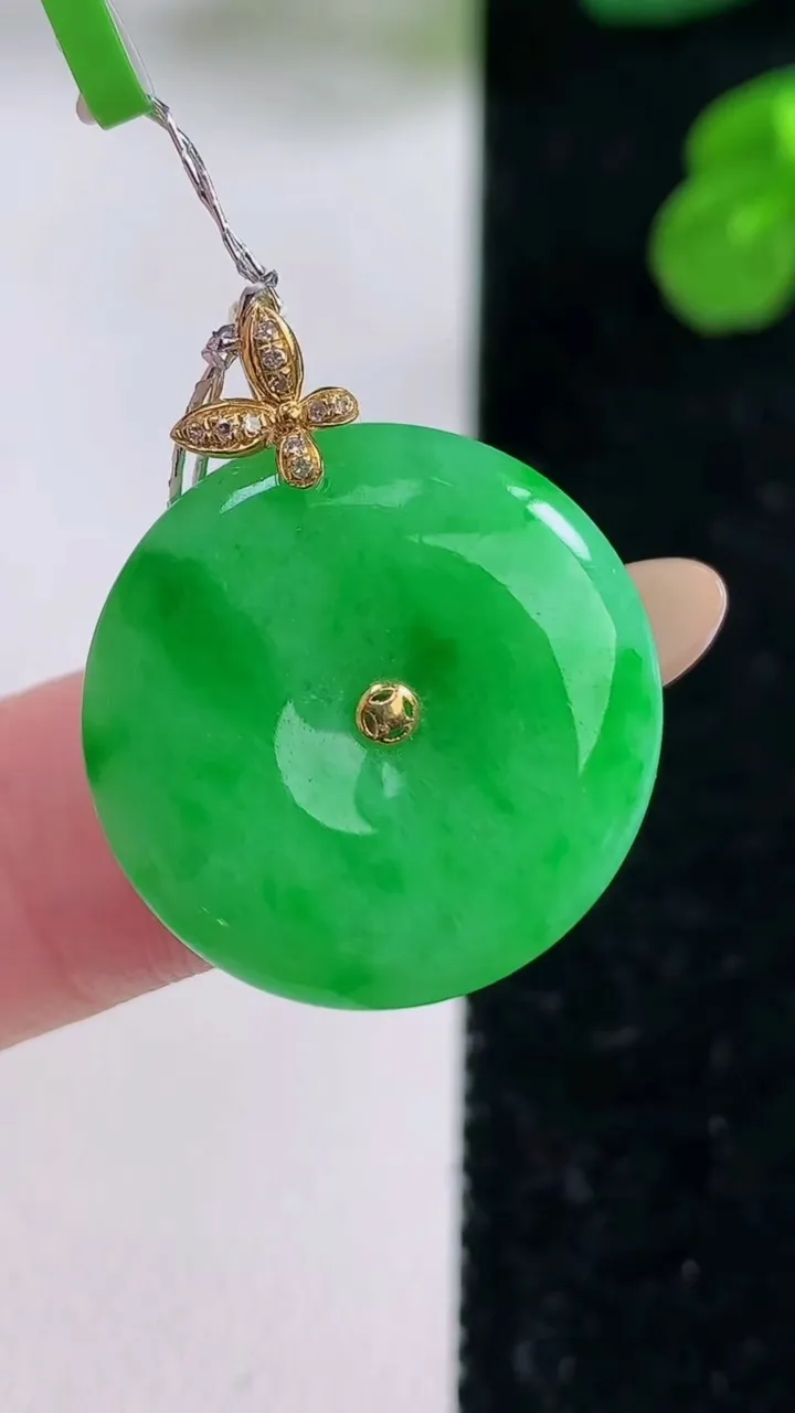 天然A货翡翠平安扣吊坠，尺寸21.2-4.4，重量:4.90g
11月18日