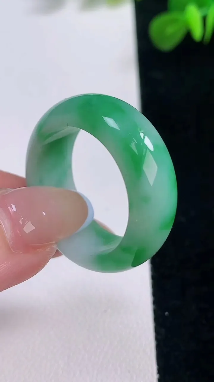 天然A货翡翠指环扳指，尺寸22.1-10.4-4.3，重:10.03g2025年11月18日
工厂直销收藏佳品,种好水足，色泽均匀，有种有色，上手高大气！