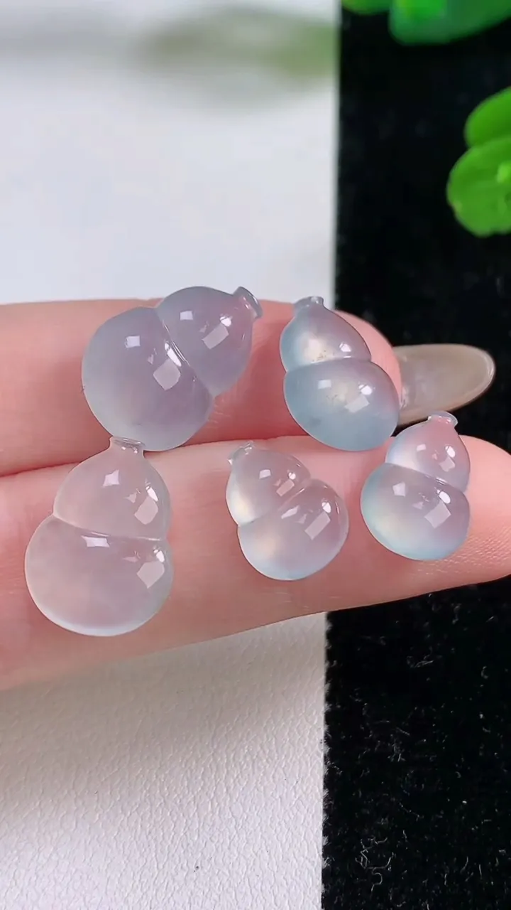 天然A货翡翠葫芦镶嵌件一手，尺寸16.3-11.8-5.8，重量:7.88g
11月18日