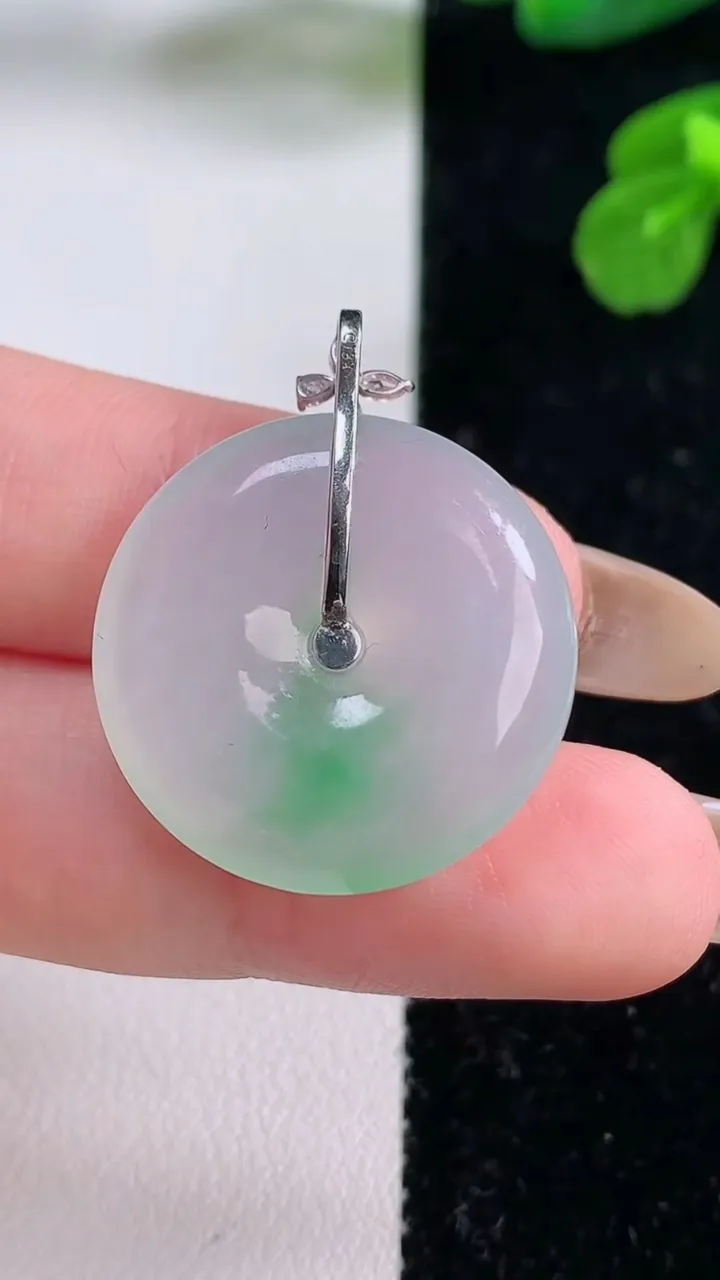 天然A货翡翠平安扣吊坠，尺寸23.3-5.6，重量:6.47g
11月18日