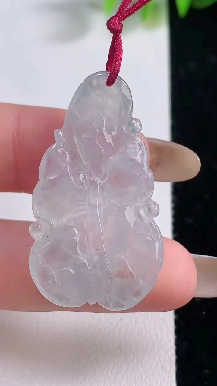 天然A货翡翠年年有余吊坠，尺寸38.2-21.6-3.6，重量:6.44g
11月18日
