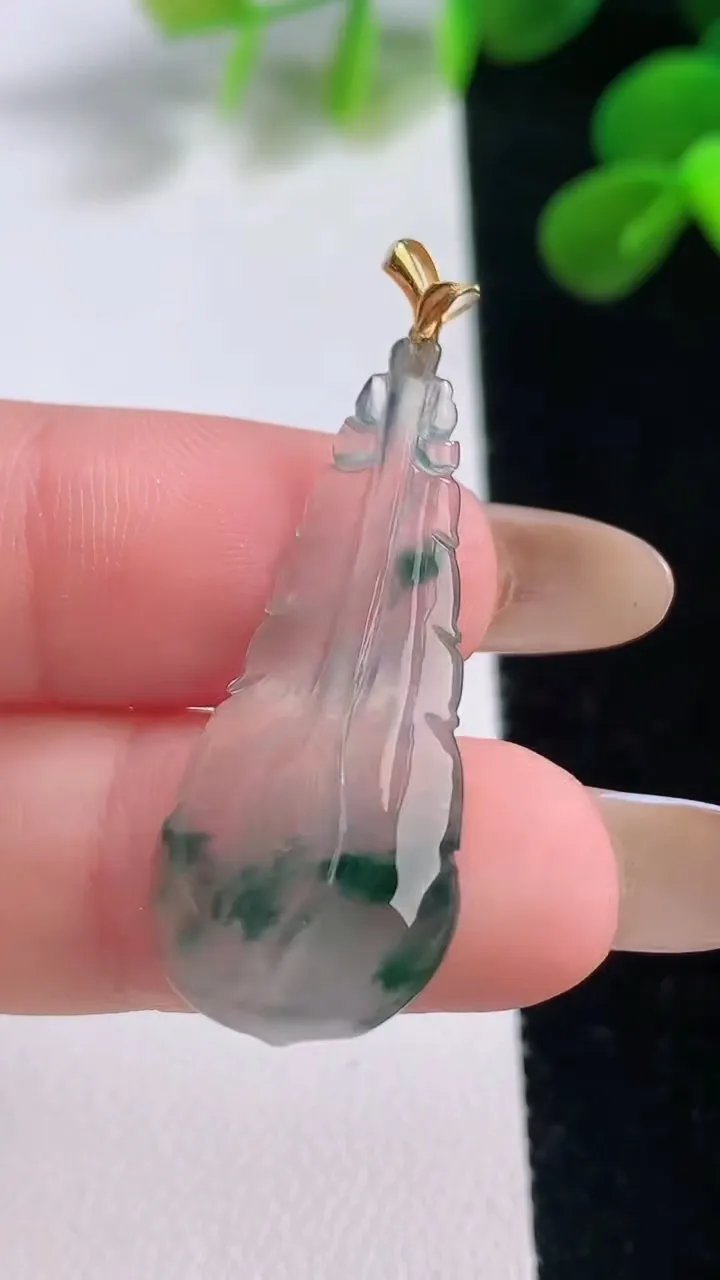 天然A货翡翠种飘花羽毛吊坠，尺寸30-14.7-3.7，重量:2.42g
11月18日