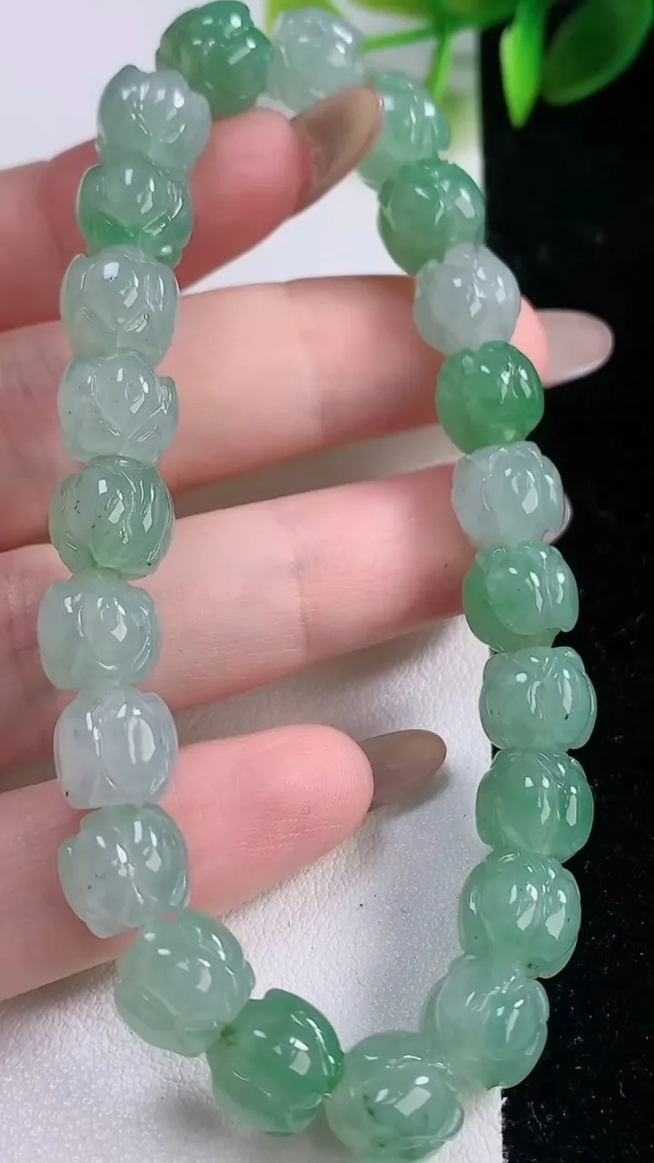 天然A货翡翠莲花手串，尺寸8.7-7.2-23颗，重量:27.08g11月18日
工厂直销收藏佳品,种好水足，色泽均匀，有种有色，上手高大气！