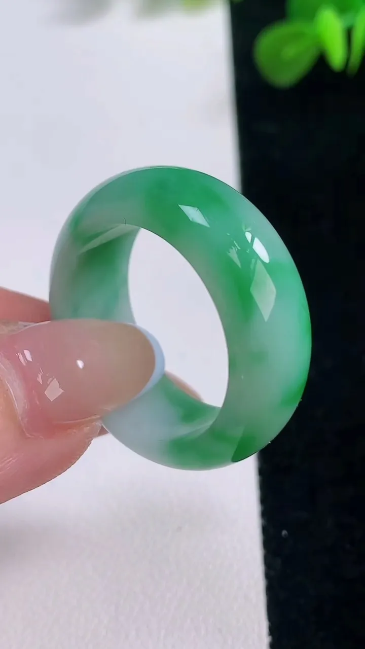 天然A货翡翠指环扳指，尺寸22.1-10.4-4.3，重:10.03g2025年11月18日
工厂直销收藏佳品,种好水足，色泽均匀，有种有色，上手高大气！