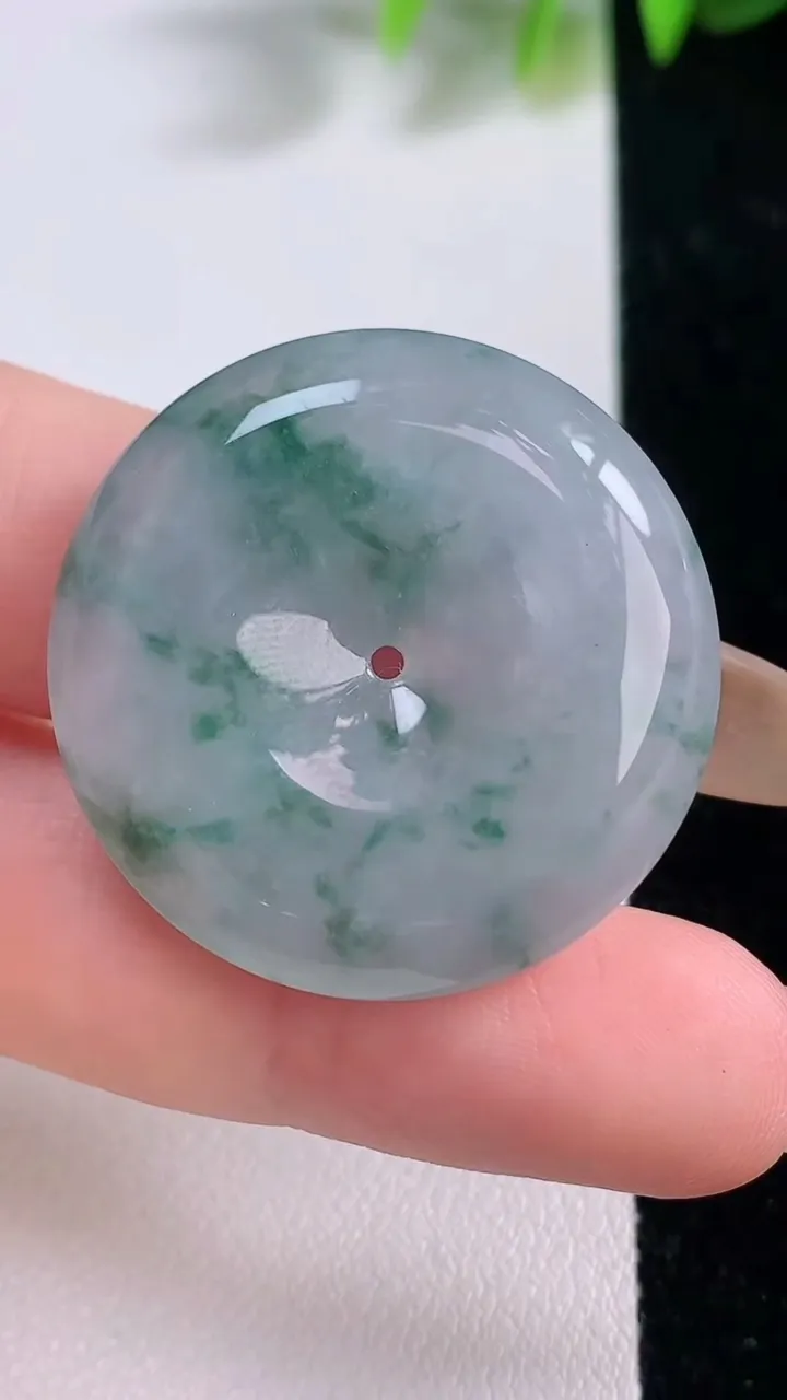 天然A货翡翠冰种飘花平安扣吊坠，尺寸30.5-6，重量:11.77g
11月18日