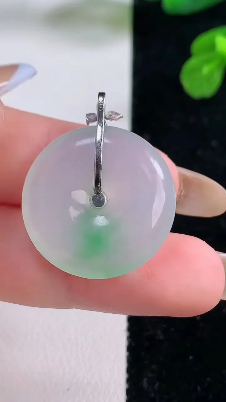 天然A货翡翠平安扣吊坠，尺寸23.3-5.6，重量:6.47g
11月18日