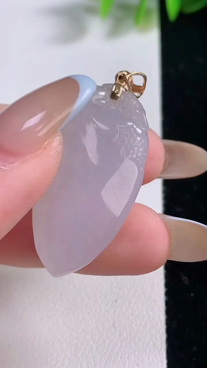 天然A货翡翠种白冰福瓜吊坠，尺寸34.3-18-10.8，重量:11.31g
11月18日