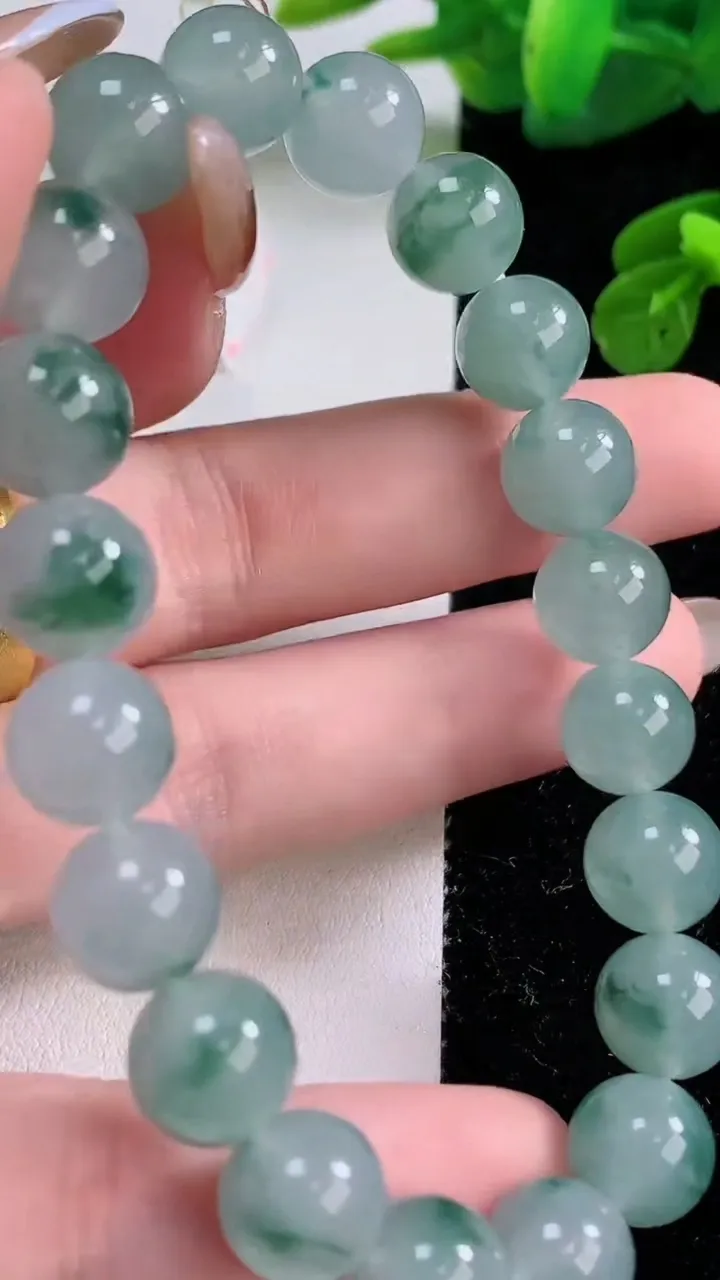 天然A货翡翠种飘花圆珠手串，尺寸9.8-20颗，重量:32.45g11月18日
工厂直销收藏佳品,种