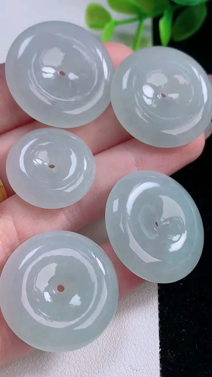 天然A货翡翠平安扣吊坠一手五个，尺寸28.3-5.6，重量:41.95g
11月18日