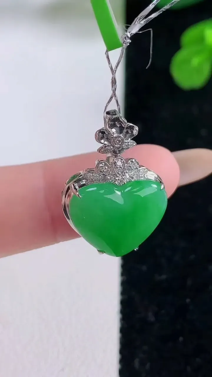 天然A货翡翠爱心吊坠，尺寸22.3-15.3-7.7，裸石12-14.3重量:2.41g
11月18