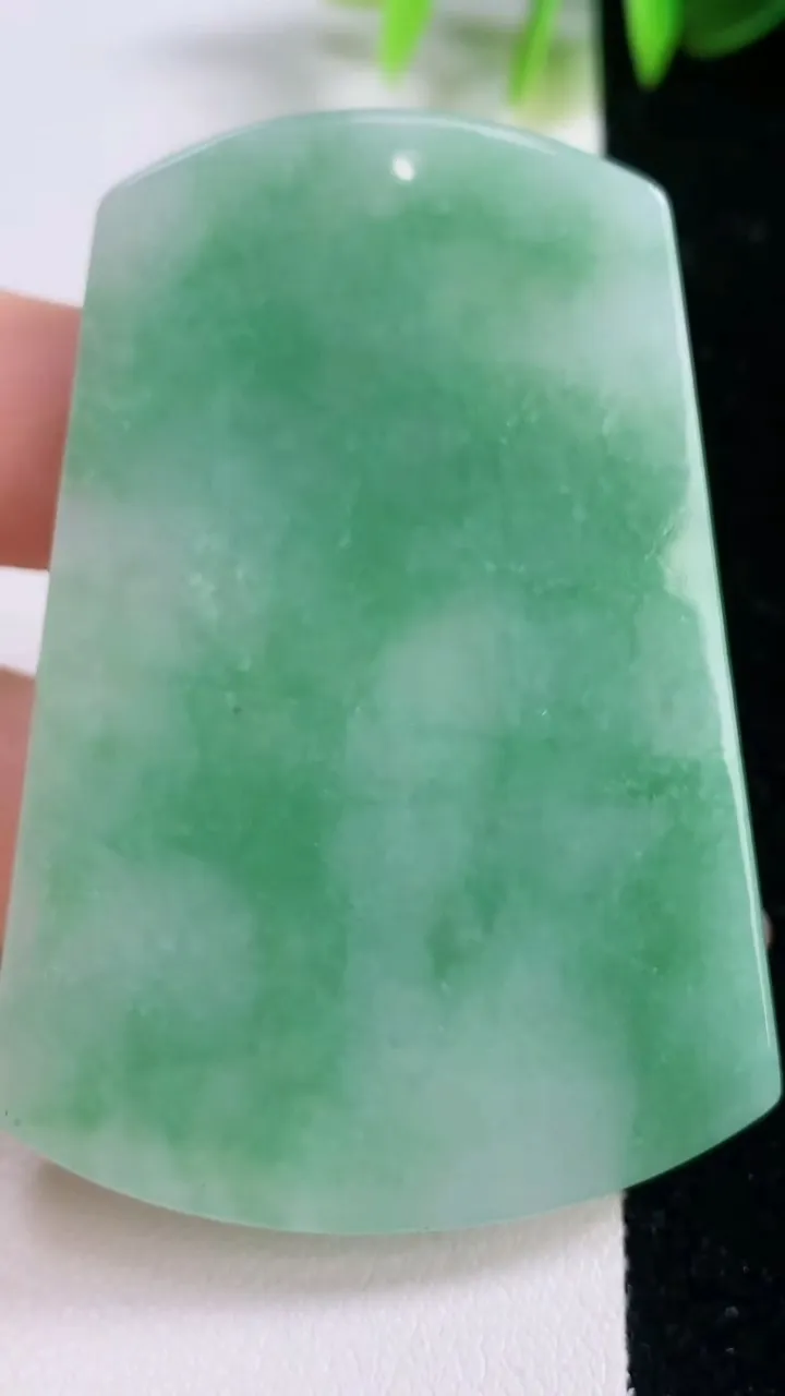 天然A货翡翠山水牌吊坠，尺寸61-42.8-6.8，重量:39.89g
11月18日