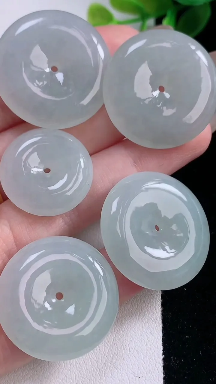 天然A货翡翠平安扣吊坠一手五个，尺寸28.3-5.6，重量:41.95g
11月18日