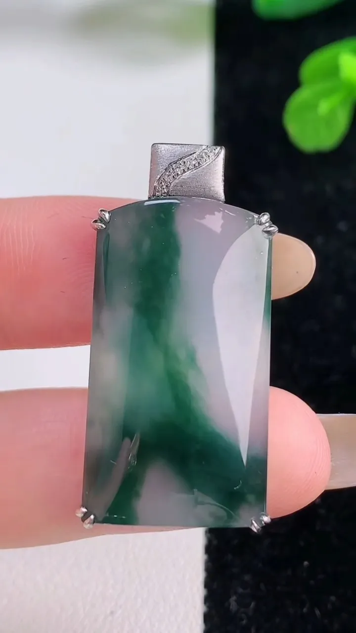 天然A货翡翠种飘花无事牌吊坠，尺寸29.4-16.8-5.4，重量:7.47g
11月18日