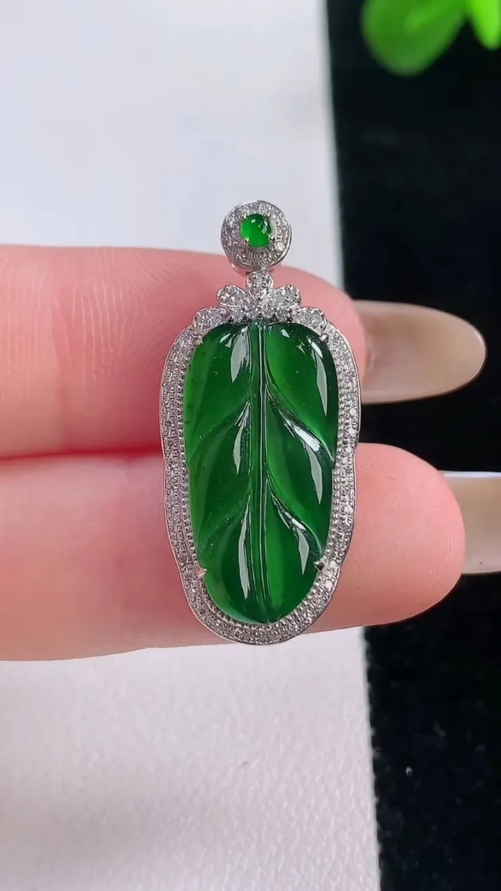 天然A货翡翠金枝玉叶 叶子吊坠，尺寸30.1-18.3-6，裸石20-10重:2.74g
11月18