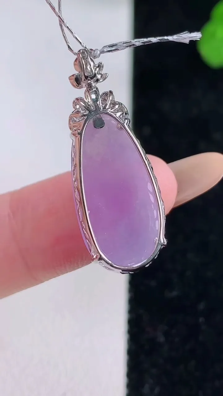 天然A货翡翠18K金紫罗兰福瓜吊坠，尺寸27.5-20.2-10-5.6，重量:2.33g
11月18日