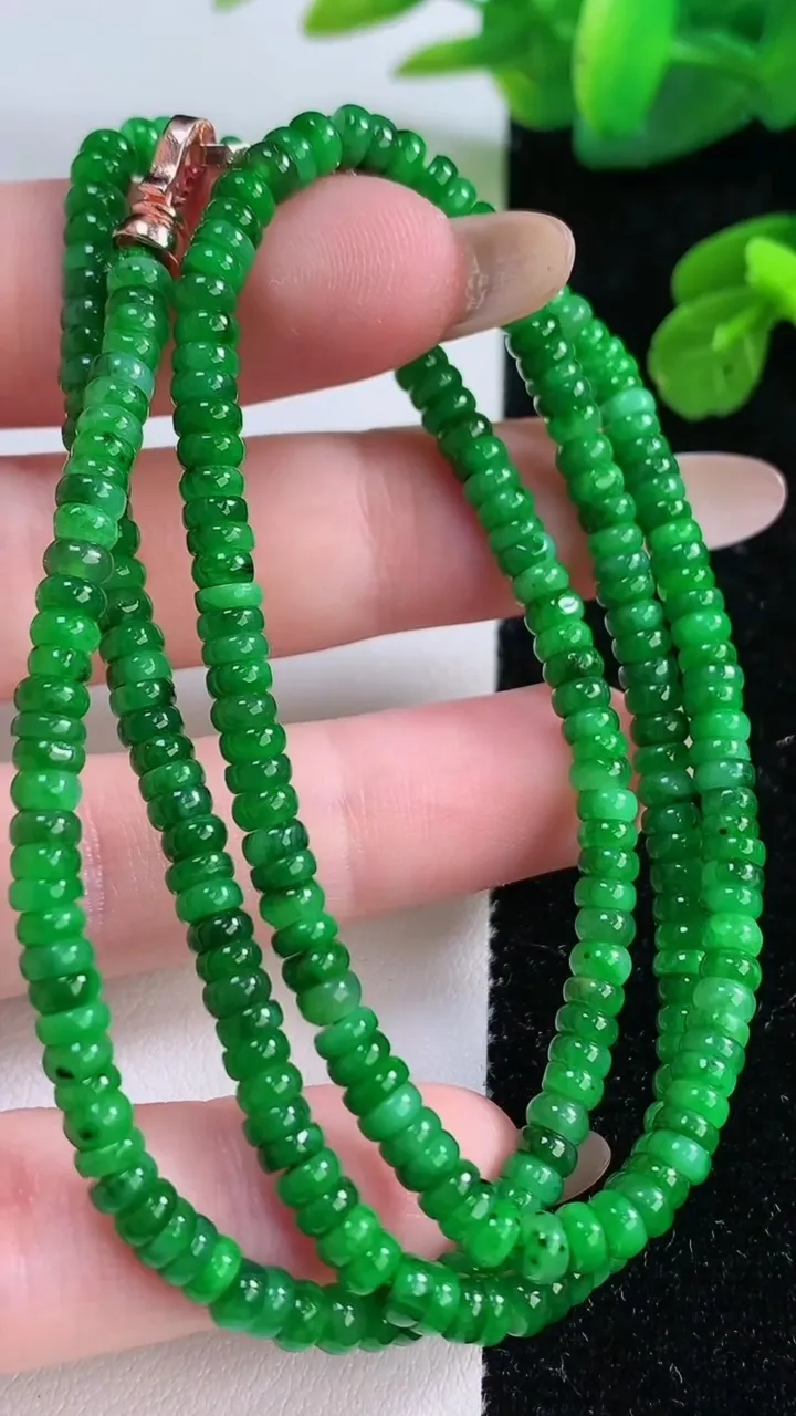 天然A货翡翠算盘珠项链，尺寸3.6-2-268颗，重量:20.82g11月18日
工厂直销收藏佳品,种好水足，色泽均匀，有种有色，上手高大气！