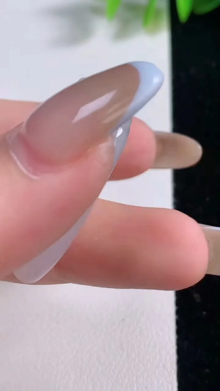 天然A货翡翠种白冰福瓜吊坠，尺寸34.3-18-10.8，重量:11.31g
11月18日