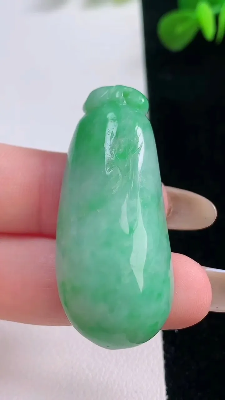 天然A货翡翠福瓜吊坠，尺寸44.2-19.3-11.3，重:17.26g
11月18日