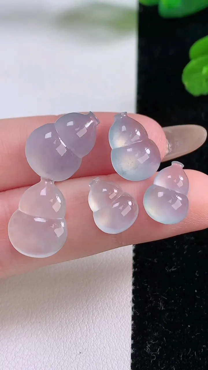 天然A货翡翠葫芦镶嵌件一手，尺寸16.3-11.8-5.8，重量:7.88g
11月18日