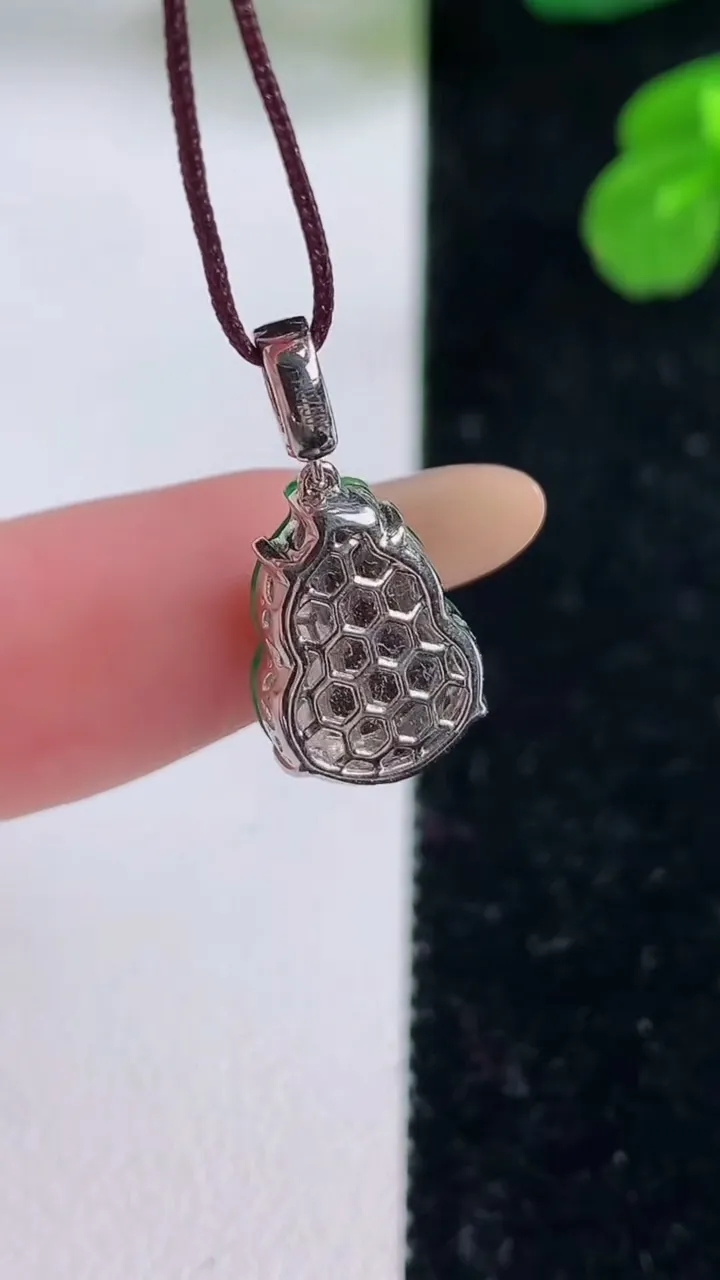 天然A货翡翠葫芦吊坠，尺寸13.3-9.4-4.9，重量:1.82g
11月18日