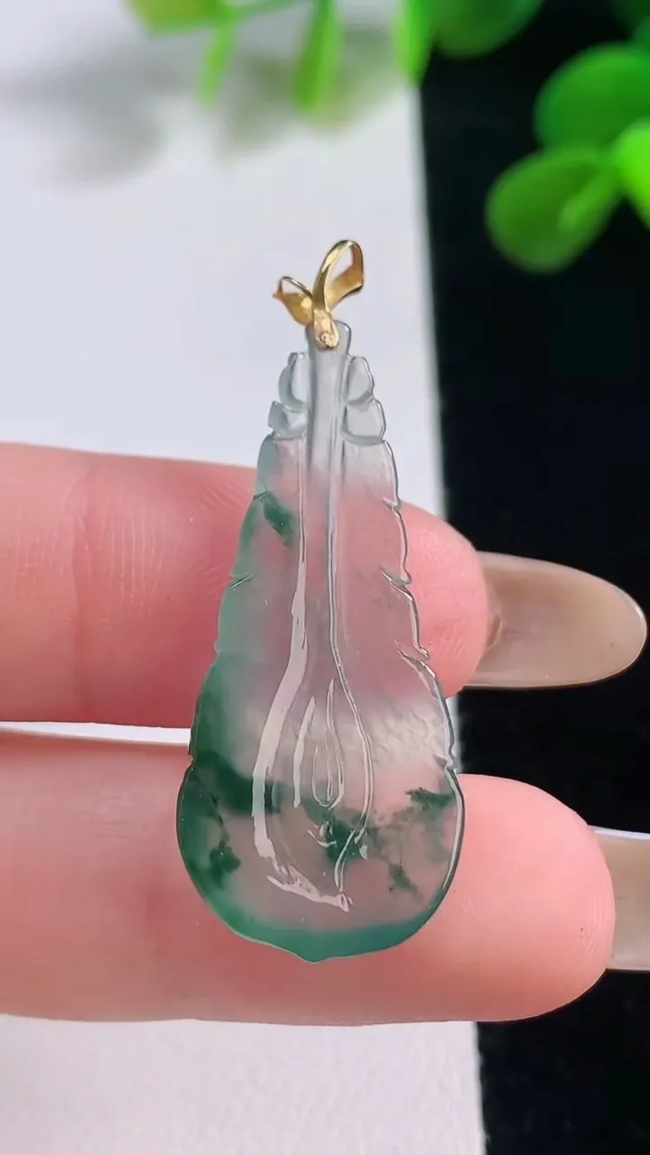 天然A货翡翠种飘花羽毛吊坠，尺寸30-14.7-3.7，重量:2.42g
11月18日