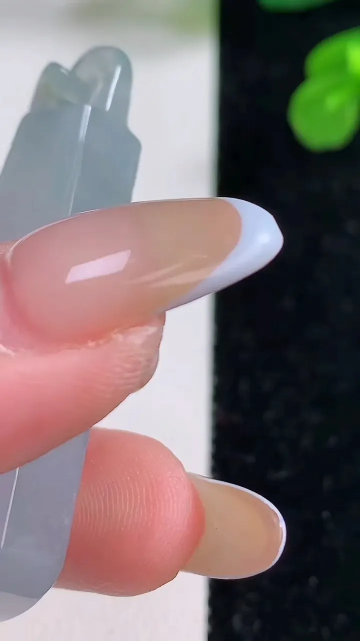 天然A货翡翠冰种飘花无事牌吊坠，尺寸50.3-17.5-6.5，重量:18.50g
11月18日