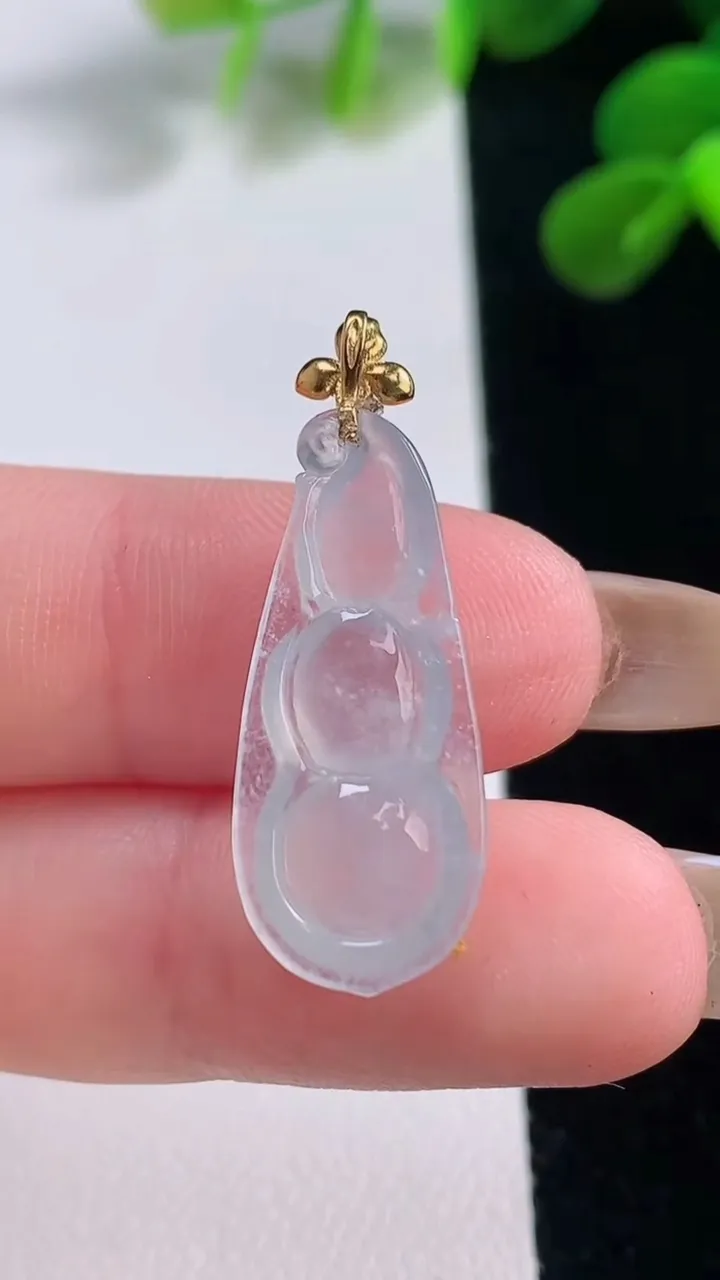 天然A货翡翠种白冰福豆吊坠，尺寸23-11-4.9，重量:1.98g
11月18日