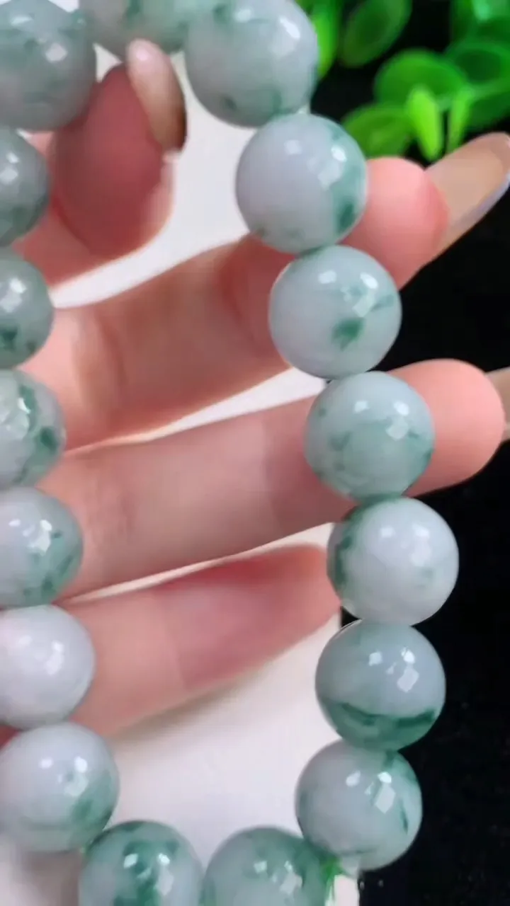 天然A货翡翠飘花圆珠手串，尺寸12-17颗，重:52.18g11月18日
工厂直销收藏佳品,种好水足，色泽均匀，有种有色，上手高大气！