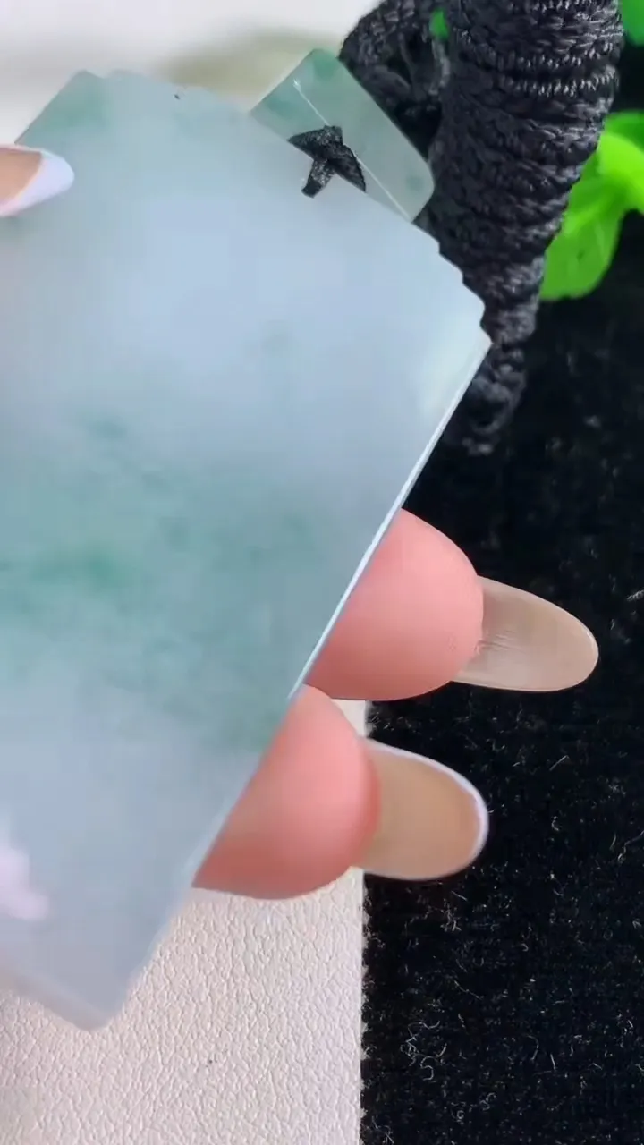 天然A货翡翠冰种飘花仿古无事牌吊坠，尺寸59.8-34-5.8，重量:45.09g
11月18日