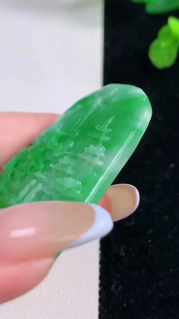 天然A货翡翠山水牌吊坠，尺寸52.4-36.2-5.4，重量:22.00g
11月18日