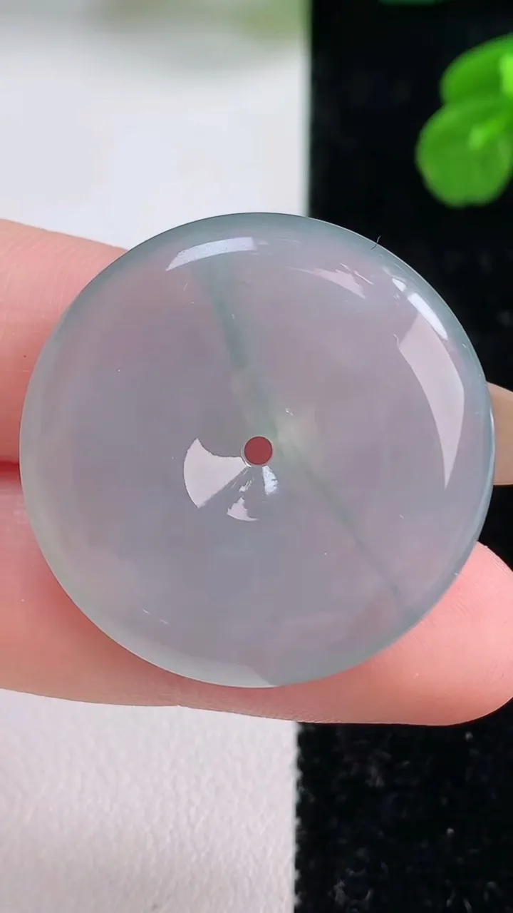 天然A货翡翠冰种飘花平安扣吊坠，尺寸30-5.7，重量:10.87g
11月18日