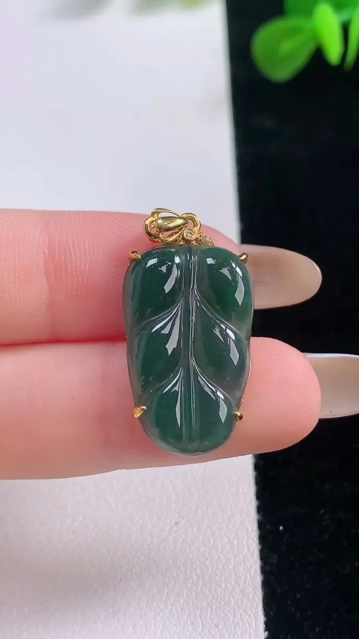 天然A货翡翠18K金蓝水金枝玉叶 叶子吊坠，尺寸30-14.5-3.8，重:2.42g
11月18日