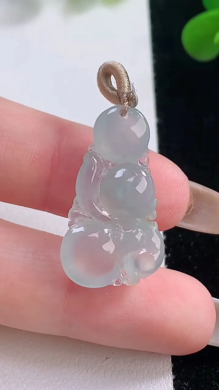 天然A货翡翠生肖猴吊坠，尺寸26.7-16-5.4，重量:3.39g
11月18日